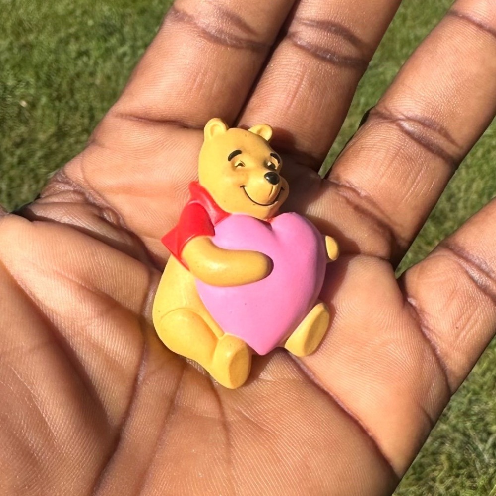 Disney Pin WINNIE THE POOH Hugging Heart Valentine Brooch Hallmark CDS - Picture 8 of 9